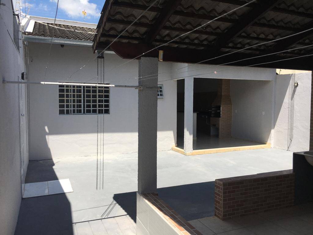 Casa à venda com 3 quartos, 240m² - Foto 1